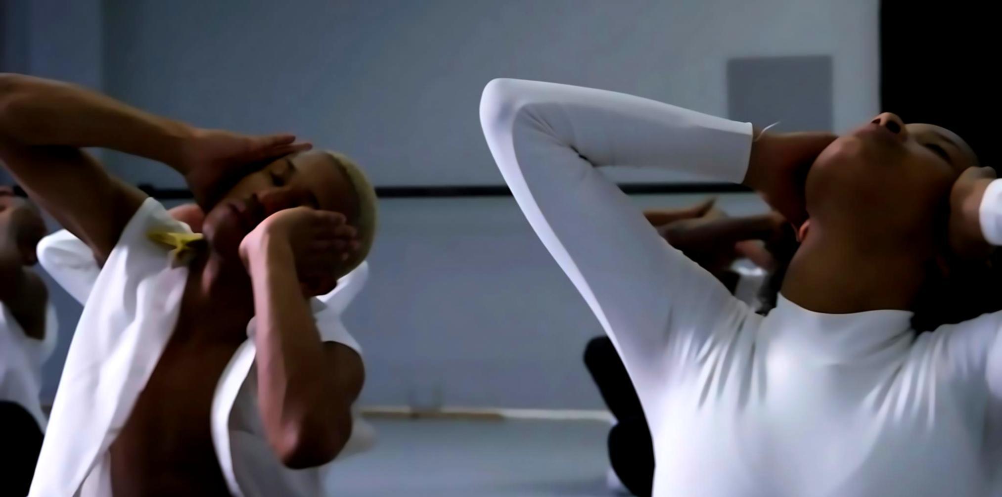 Detailansicht von Tanzschuhen auf Parkett